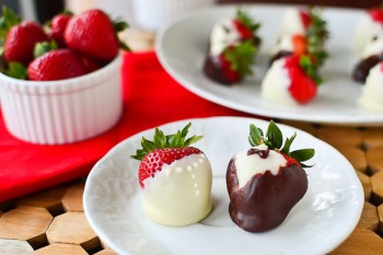 Chocolate Covered Bride and Groom Strawberries…and a Giveaway! [GIVEAWAY CLOSED]